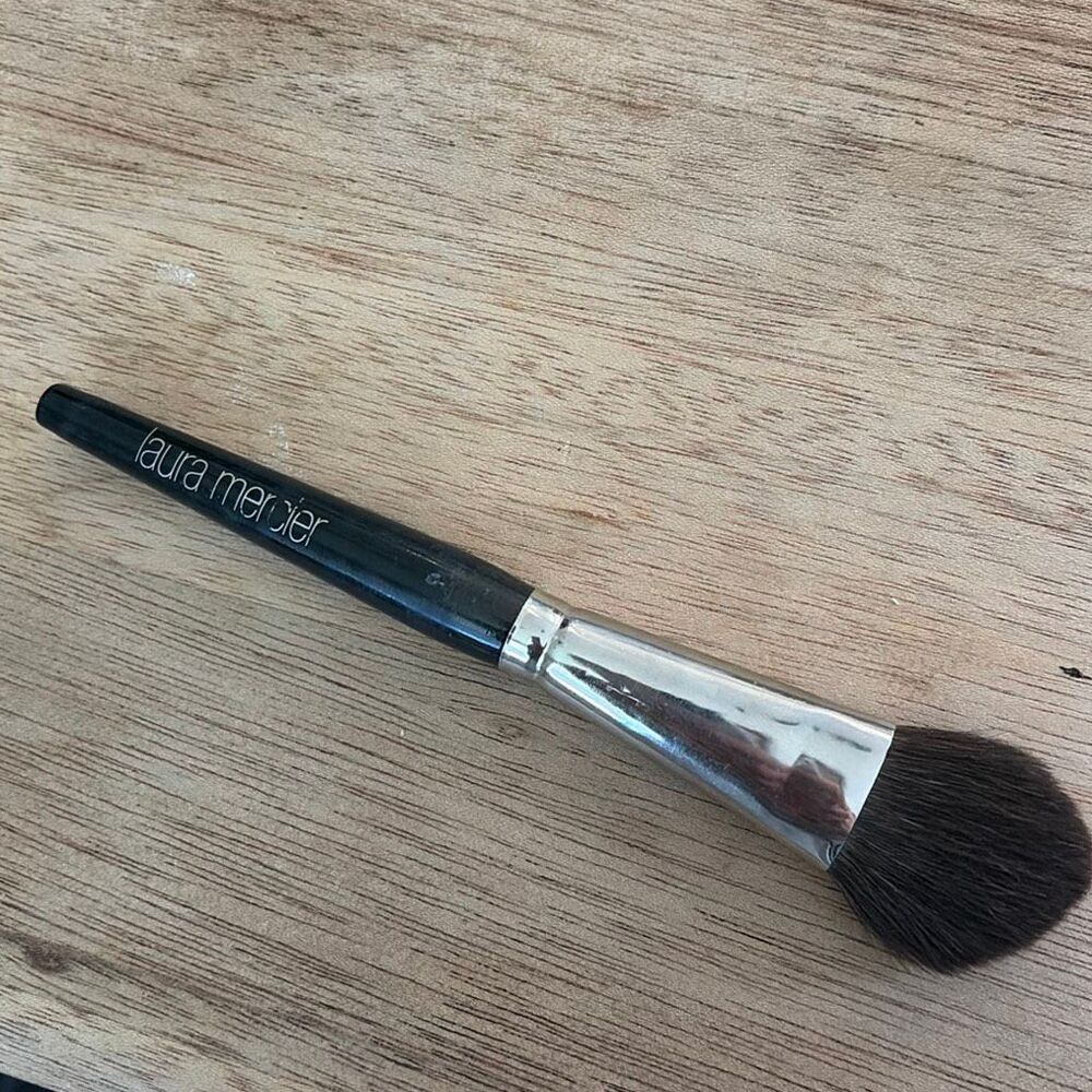 Laura Mercier cheek, color, brush, blush brush